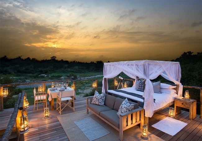 Tuy nhiên, ngôi nhà gỗ Tinyeleti ở Nam Phi mới là một trong những khách sạn 'hoà quyện thiên nhiên' nhất. Tuy phòng ngủ, bàn ăn được đặt giữa không gian lộ thiên, nhưng Tinyeleti vẫn đảm bảo được sự riêng tư của khách vì mỗi căn phòng đều được chia theo từng khu vực khác nhau.